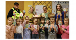 Atsaucoties Smiltenes novada Pašvaldības policijas pārstāves ierosinājumam, Smiltenes bērnudārza "Pīlādzītis" grupiņas "Rūķi" bērni pagatavojuši 50 autostāvvietas pulksteņus un uzdāvinājuši tos autovadītājiem.