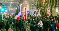 Amsterdamas "Ajax" fanu gājiens uz "Daugavas" stadionu. Daļai holandiešu bija aizsegtas sejas, kas ir pirmā pazīme par agresīvu noskaņojumu un nedraudzīgiem nolūkiem.