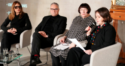 SIA "Kultūras projektu aģentūras INDIE" valdes locekle Daiga Rudzāte (no kreisās), SIA "Alfor" valdes priekšsēdētājs Jānis Zuzāns, Latvijas Nacionālā mākslas muzeja (LNMM) direktore Māra Lāce un LNMM Latvijas tēlniecības un objektu kolekcijas glabātāja Arta Vārpa piedalās preses konferencē, kurā paziņo "Purvīša balvas 2025" fināla kandidātus.