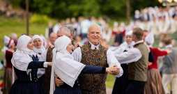 Pērn jūnija sākumā Limbažos notika XXII Senioru deju dienas lielkoncerts. Gan dalībniekiem, gan apmeklētājiem ieeja bija bez maksas.