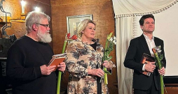 Pianists Aldis Liepiņš (no kreisās), dziedātāja Ieva Parša un aktieris Vilis Daudziņš. 2025. gada 13. janvāris Akuratera muzejā.