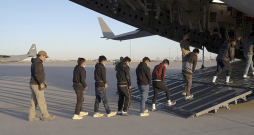 ASV nelegālos migrantus nereti deportē militārās transportlidmašīnās, saslēgtus rokudzelžos, kas Donalda Trampa varas apstākļos radījis konfliktu starp ASV un Kolumbiju.