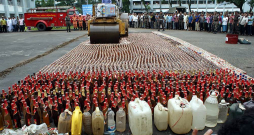 Bangladešā publiski tiek iznīcinātas tiesībaizsardzības iestāžu konfiscētais alkohols un citas veselībai kaitīgās vielas.