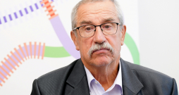 Pūtēju orķestru koncerta mākslinieciskais vadītājs Haralds Bārzdiņš piedalās preses konferencē, kurā informē par gaidāmajiem XIII Latvijas Skolu jaunatnes dziesmu un deju svētkiem.