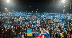 Bratislavā (attēlā) un citviet Slovākijā 24. janvārī notika protesta akcijas, kuru dalībnieki nosodīja premjera Roberta Fico īstenoto politiku, tostarp labvēlīgo nostāju pret Krieviju.