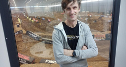 Jānis Vinters gandarīts par Lielplatonē uzcelto Eiropā lielāko iekštelpu motokrosa trasi. Tai ir īpaša apkures un ventilācijas sistēma, motocikliem jāizmanto alkilāta degviela, kas ir piemērota iekštelpām, un izplūdes gāzes nerada kaitējumu veselībai.