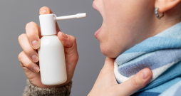 Kakla sāpju mazināšanai var izmantot aerosolus ar ārstniecības augu eļļām.