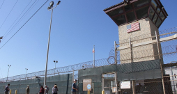 Lai arī Gvantanamo vārds plašāk pasaulē ir izskanējis saistībā ar militāro cietumu (attēlā) Kubā, ASV karabāzes teritorijā atrodas arī migrantu izmitināšanas centrs.