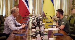 Norvēģijas premjerministrs Jūnass Gārs Stēre sarunā ar Ukrainas prezidentu Volodimiru Zelenski Kijivā.