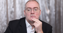 Latvijas Apdrošinātāju asociācijas prezidents Jānis Abašins ar pērnā gada rezultātiem ir apmierināts, tomēr bažas rada augošie vētru radītie zaudējumi.