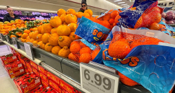 No ASV importēti mandarīni un citi pārtikas produkti lielveikala plauktā Kanādas pilsētā Hamiltonā.