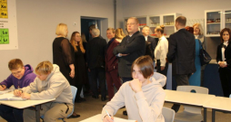 Igaunijas un Latvijas parlamenta deputāti no abu valstu sadarbības veicināšanas grupām viesojās arī Smiltenes vidusskolā.