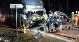 Polijā "Ecolines" autobuss sadūries ar vieglo auto.