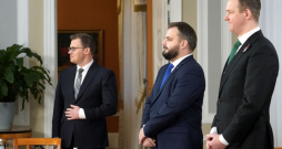 "Nacionālās apvienības" Saeimas frakcijas priekšsēdētājs Raivis Dzintars (mo kreisās), "Jaunās vienotības" Saeimas frakcijas priekšsēdētājs Edmunds Jurēvics un Zaļo un zemnieku savienības Saeimas frakcijas priekšsēdētājs Harijs Rokpelnis tikšanās laikā pie Valsts prezidenta Rīgas pilī. 