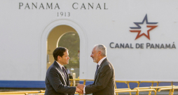 ASV valsts sekretārs Marko Rubio (pa kreisi) un Panamas prezidents Hosē Raulu Mulino par Panamas kanāla nākotni runāja divas stundas.