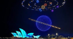 Savu vietu uguns izrāžu vidū aizvien uzstājīgāk iekaro dronu šovi. Attēlā - dronu šovs Sidnejā, Austrālijā.
