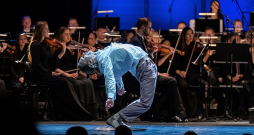 Maskata tango "Augusta zvaigznes" centrālo uzmanību pievērsa Artūra Nīgaļa horeogrāfija un deja.
