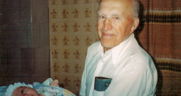 Aleksandrs auklē mazmazmeitu Ievu. Lubāna, 1996. gads.