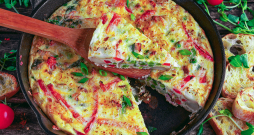 Omlete ar kartupeļiem un tomātiem.