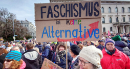 Vācijas pilsētas Minhenes ielās notiek protesta gājiens pret partijas “Alternatīva Vācijai” sludināto politiku. Plakāts vēsta “Fašisms nav alternatīva”.  Šīs partija popularitāte pēdējā laikā ir pieaugusi, jo daudzi vācieši piekrīt partijas aicinājumiem ierobežot imigrāciju