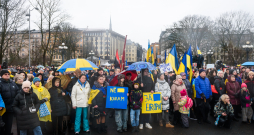 Pie Brīvības pieminekļa atbalsta akcija Ukrainai.