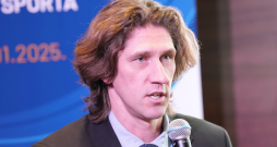 Izglītības un zinātnes ministrijas Sporta departamenta direktors Aleksandrs Samoilovs piedalās preses konferencē, kurā informē par "Eberspächer" Pasaules kausa ceturto posmu kamaniņu sportā.
