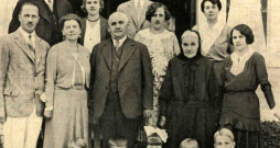 A. Benjamiņš ar ģimeni. Grupas vidū – pa kreisi sieva Emīlija, viņai blakus – Jānis Benjamiņš. No Antona pa labi – Ede Simsone, tālāk Marta Čakste, dzim. Benjamiņa. Pēdējā rindā (no kreisās): Mintauts Čakste, Annija Simsone, pulkv.-leitn. Ed. Kuplais, viņa dzīvesbiedre Anna Kuplais, dzim. Benjamiņa, viņai blakus – Tusnelda Simsone. Priekšā (no labās): Žoržs Benjamiņš, Maija Kuplais. Aija Čakste, Jānis Čakste, Peters Aihers. 