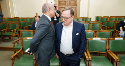 Mārtiņš Kazāks (no labās), gaidot Saeimas balsojumu, šoreiz varēja ļoti nesatraukties, jo atbalstu jau solīja daudzi politiķi, arī neatkarīgais deputāts Oļegs Burovs.