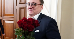 Atkārtoti ievēlētais Latvijas Bankas prezidents Mārtiņš Kazāks ar ziediem Saeimas ārkārtas sēdes laikā, kurā balsoja par viņa ievēlēšanu Latvijas Bankas prezidenta amatā.