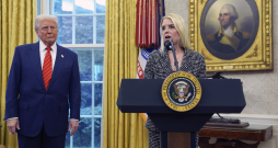 ASV ģenerālprokurore Pema Bondi un Donalds Tramps.