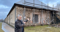 Jaunpiebalgas garais krogs piedzīvojis arī brutālu pārbūvi, kas atklājusies, noņemot apmetumu. Attēlā: Ainārs Sils rāda vienu no nemākulīgās celtniecības piemēriem – senās iebrauktuves durvis.