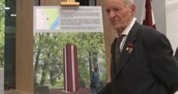Bruno Javoišs pie tēlnieka Kristapa Gulbja piedāvātās piemiņas zīmes skices 2021. gadā.
