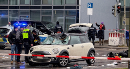 Minhenē automašīna ietriekusies pūlī.