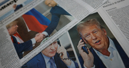 Ceturtdiena Krievijā iznākušās avīzes ar gandarījumu ziņo par ASV prezidenta Donalda Trampa un Krievijas vadoņa Vladimira Putina telefonsarunu.