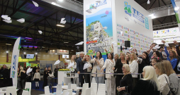 Tūroperatora "Tez Tour" stendā varēja laimēt ceļojumu uz Kalabriju Itālijā un lidināt papīra lidmašīnas, aprakstītas ar saviem sapņiem.