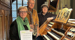 Priekšplānā (no kreisās): ērģelniece Kristīne Adamaite, blakus saksofonists Artis Sīmanis un jaunā opusa saksofonam un ērģelēm autors komponists Jānis Lūsēns.