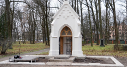 Atjaunotā Rīgas rātskunga Krēgera dzimtas kapliča Lielajos kapos.