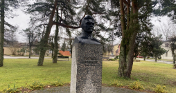 Rakstnieka un karavīra Roberta Eidemaņa piemineklis Valkā.