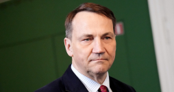 Polijas ārlietu ministrs Radislavs Sikorskis ierodas uz tikšanos ar Latvijas Valsts prezidentu Rīgas pilī.