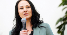 Ekonomikas ministrijas Enerģētikas finanšu instrumentu departamenta direktore Selīna Vancāne: "Līdz šim kapitāli atjaunoto namu siltuma ietaupījums bijis vidēji 50 līdz 55% apmērā, tāpēc sasniegt atbalsta programmas noteikto mērķi – 30% lielu siltuma ietaupījumu – ir pilnīgi reāli."
