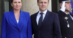 Francijas prezidents Emanuels Makrons un Dānijas premjerministre Mete Frederiksena Parīzē pirms Eiropas līderu sarunu sākuma. Dānija šajā sanāksmē pārstāv visu ziemeļvalstu un Baltijas valstu grupu.