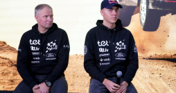 Rallija stūrmanis Renārs Francis (no kreisās) un rallija pilots Mārtiņš Sesks.