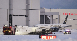 Toronto lidostā avārijas nosēšanās laikā apgāzusies "Delta Air Lines" lidmašīna.