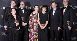 Filmas "Konklāvs" komanda BAFTA balvu pasniegšanas ceremonijā. Trešais no kreisās: režisors Edvards Bergers.