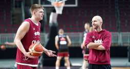 Kārlis Šiliņš (no kreisās) un treneris Artūrs Visockis-Rubenis labā omā Latvijas izlases treniņā.