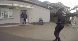 Policija aiztur vīrieti, kurš ar nazi uzbruka līdzcilvēkiem.