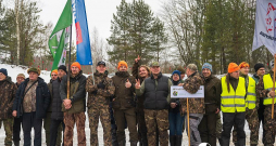 Pagājušā gada sporta svētki. Rīta līnijā katrs kolektīvs ar savu karogu vai vimpeli.