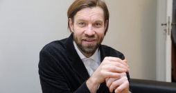 Latvijas Darba devēju konfederācijas ģenerāldirektors Kaspars Gorkšs: "Darba ņēmēji mūsdienās meklē gan elastīgākas nodarbinātības formas, gan arī elastīgākas darba devēju un ņēmēju attiecības, tieši to arī gatavotās izmaiņas darba likumdošanā nodrošina".