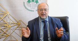 Latvijas Brīvo arodbiedrību savienības priekšsēdētājs Egils Baldzēns: "Arodbiedrību savienībai šķiet, ka ir pienācis laiks sabiedriskai diskusijai par elastīgāku darba nedēļas plānojumu ar iespēju samazināt darba stundu skaitu līdz 38. Gribu uzsvērt, ka runa nav darba kvalitātes un produktivitātes, kā arī iekšzemes kopprodukta samazinājumu – starptautiskie eksperimenti liecina, ka darba produktivitāte drīzāk pieaug, nevis samazinās, strādājot īsāku darba nedēļu."