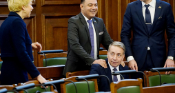 Uldim Augulim (priekšpusē) un Andai Čakšai no darba valdībā jāatvadās. Kaspars Melnis (no labās) un Hosams Abu Meri var palikt.